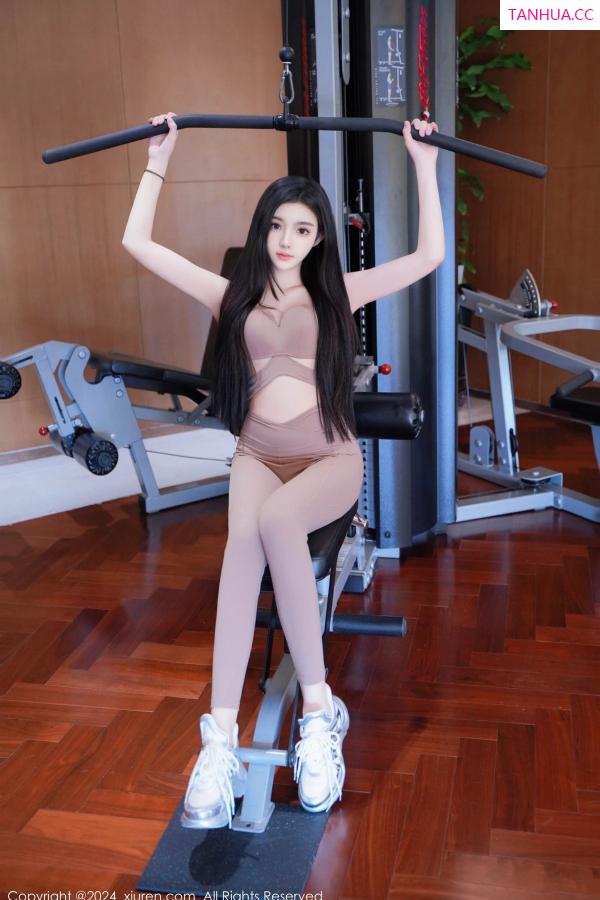   [XiuRen]高清写真图 2024.04.12 No.8382 龙雪儿 运动美腿第12张图片